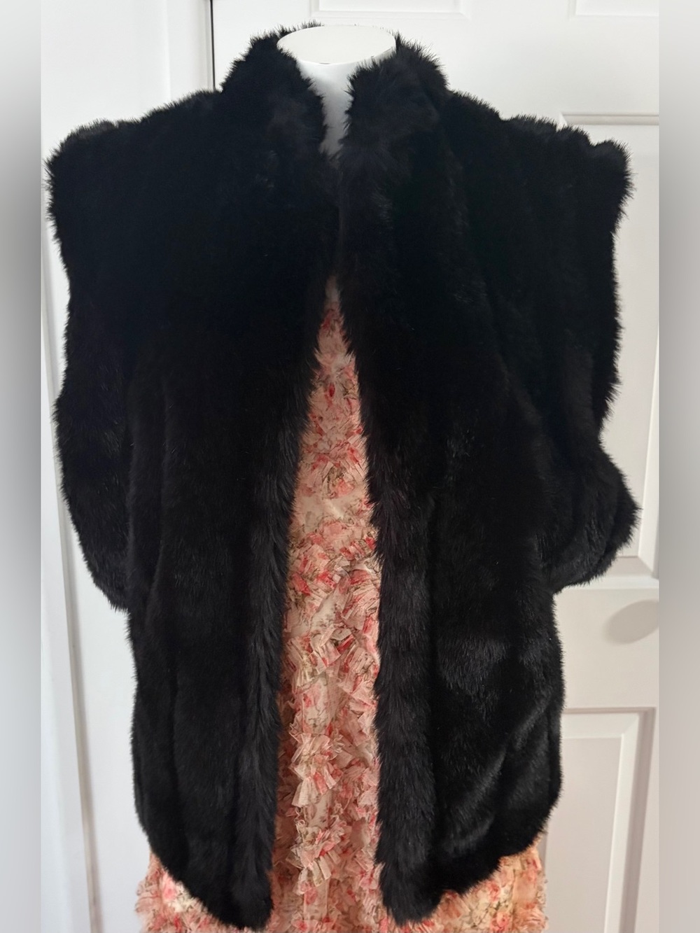🫶🎉NWT. Plush Black Faux Fur stylish vest.